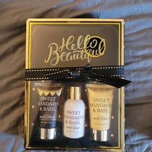 Hello Beautiful Travel essentials gift set in black and gold